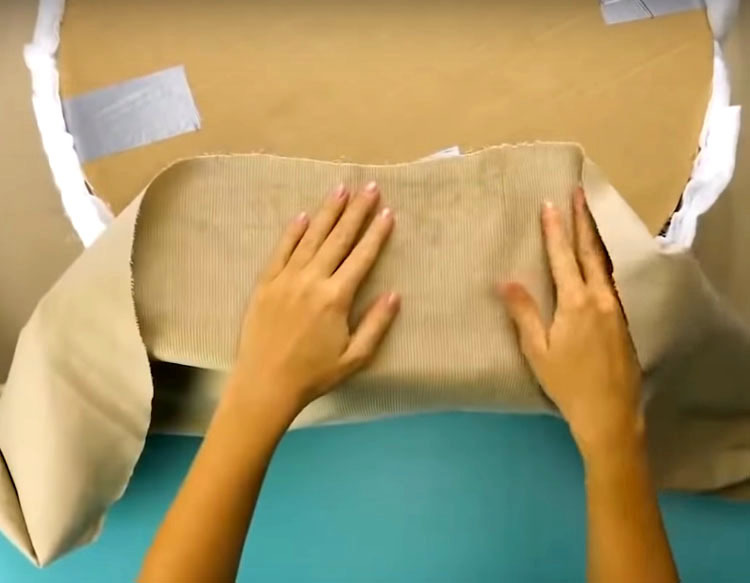 Aby ozdobić pufę, potrzebujesz kawałka tkaniny o wymiarach 1,5 × 1,5 m². Znajdź tekstylia pasujące do Twojego wnętrza