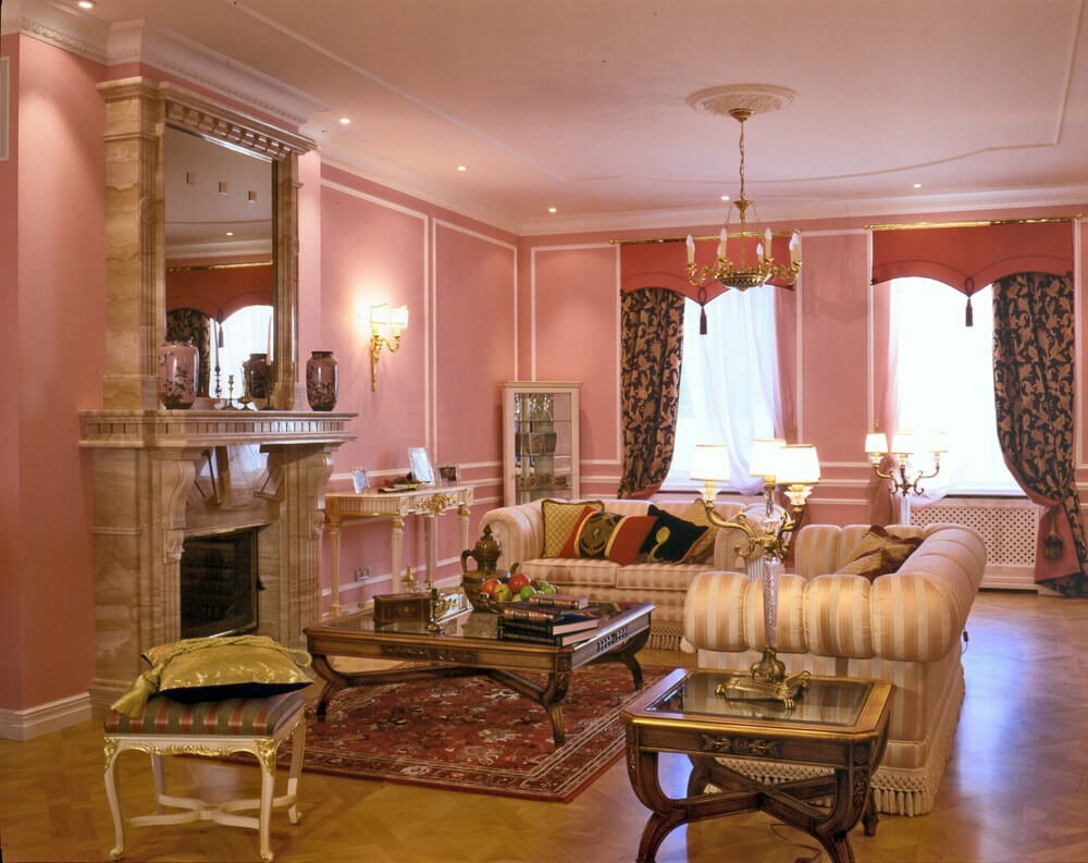 Paredes rosa em sala de estar de estilo clássico