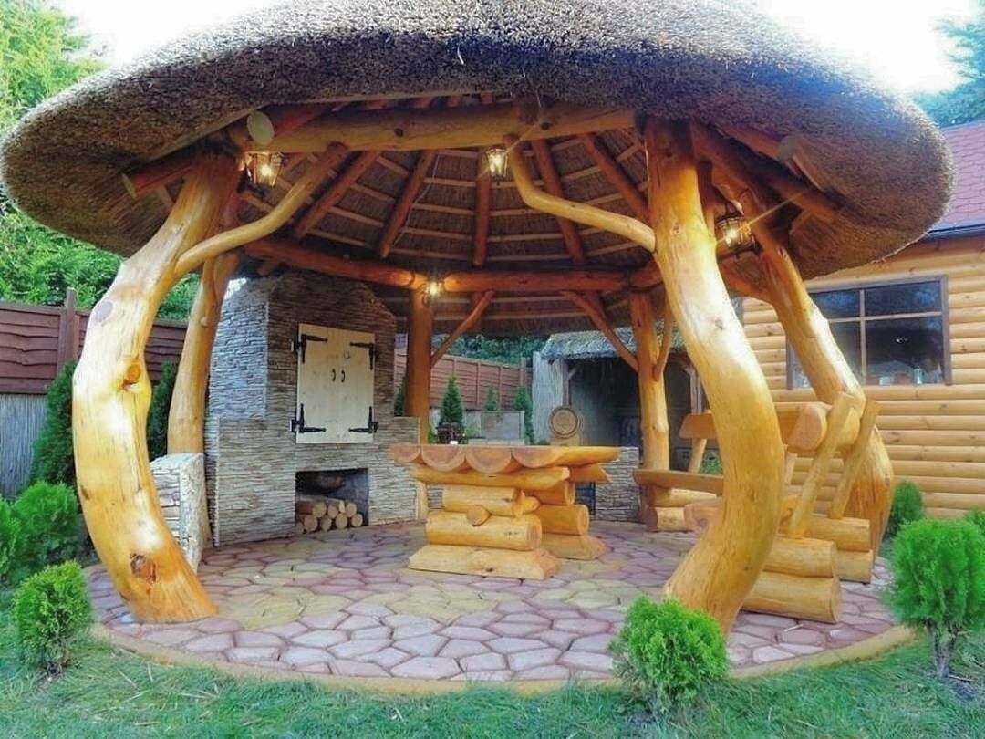 Kreativt lysthus lavet af bøjede træstammer