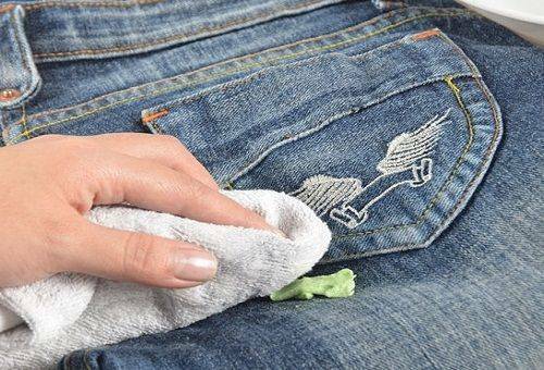 How to remove chewing gum from clothes at home, if it sticks to pants or trousers