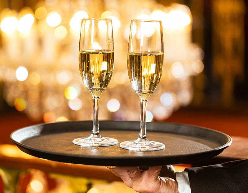 Pero el champán en los restaurantes se sirve tradicionalmente en una flauta; esto se basa en el hecho de que la parte ancha pierde gases más rápido y la parte estrecha conserva su sabor por más tiempo.
