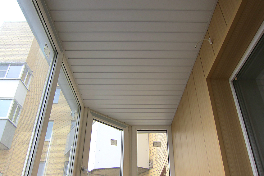 Kapalı balkonun tavanında PVC paneller