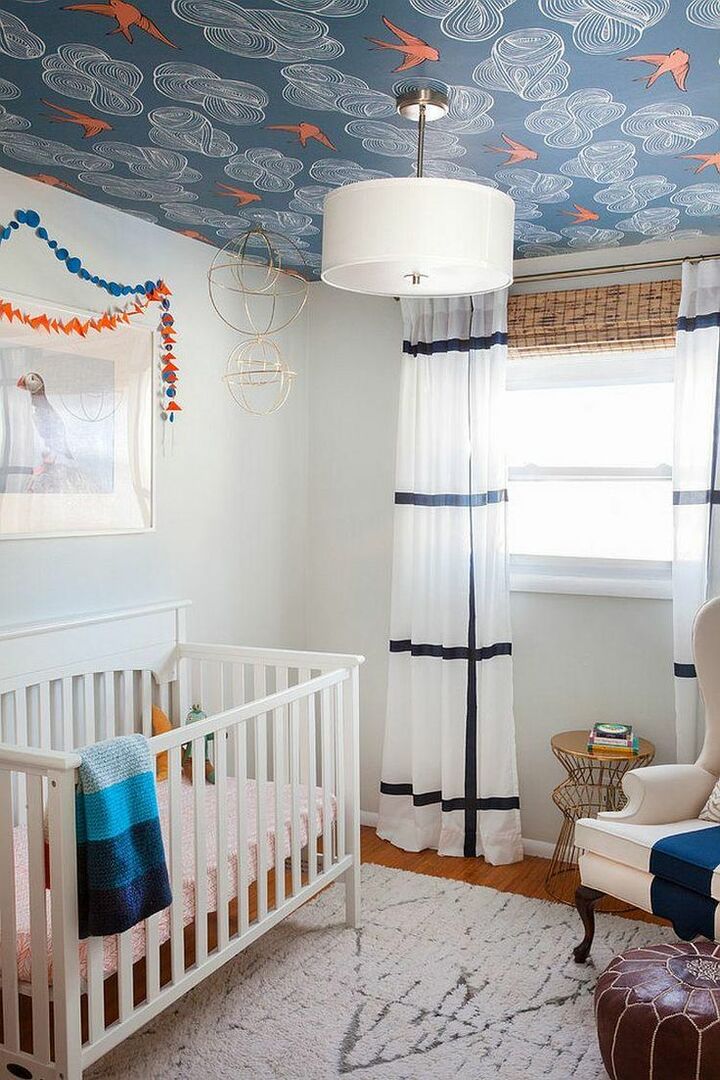 Otroška soba s tapetami na stropu