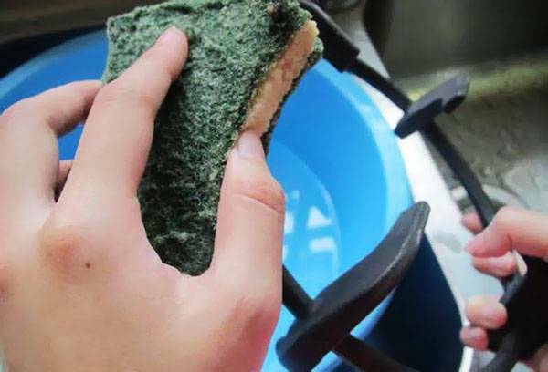Hoe de grill van een gasfornuis te wassen dan een verbrand vet te verwijderen