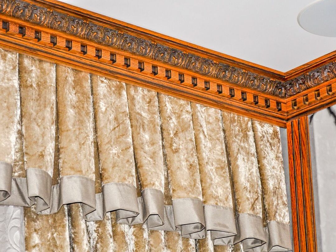 Selection of a baguette for curtains in the room