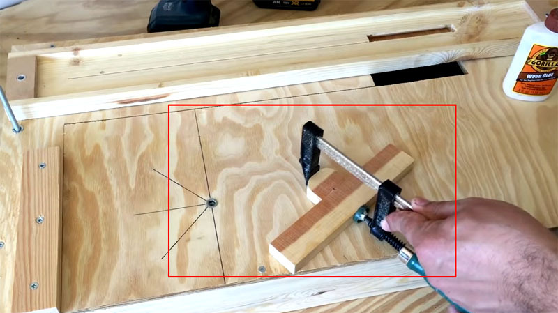 Produto caseiro para um corte perfeitamente uniforme com uma serra de vaivém: instruções passo a passo