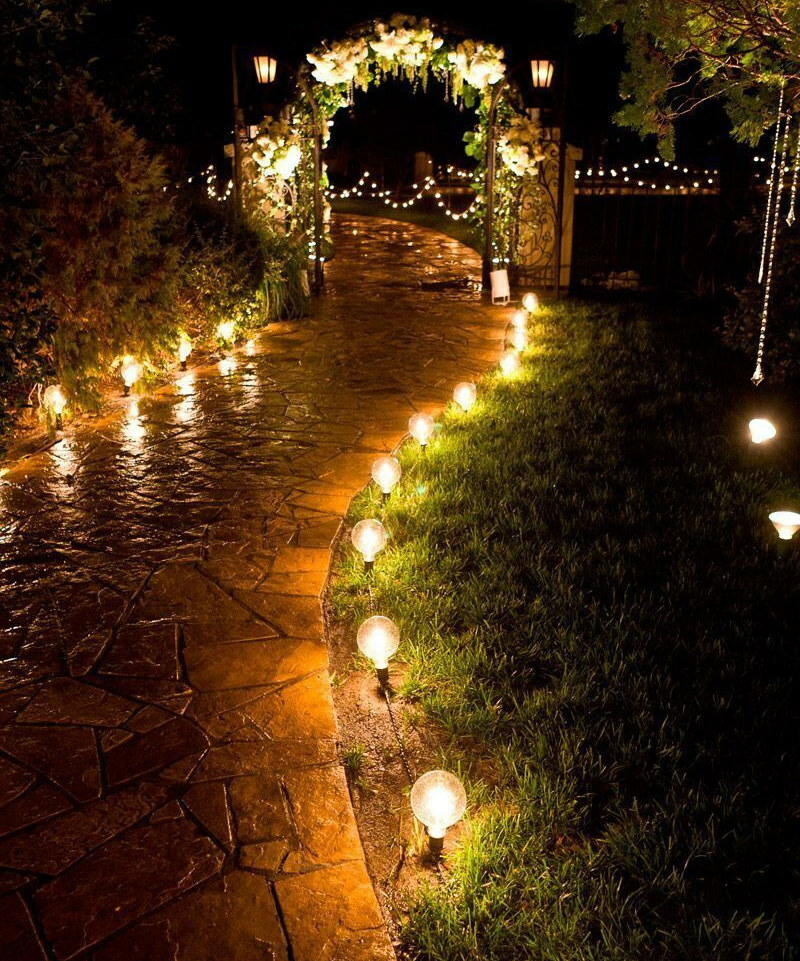 Een string van LED-verlichting langs het pad in de tuin