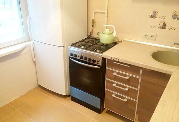 Du kan sætte et køleskab ved siden af ​​ovnen eller ej - skader fra gaskomfuret