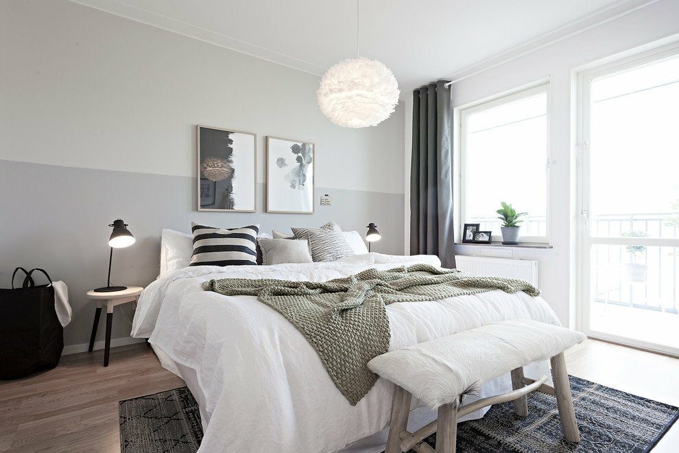 Skandinaviško stiliaus miegamojo lempos prie lovos