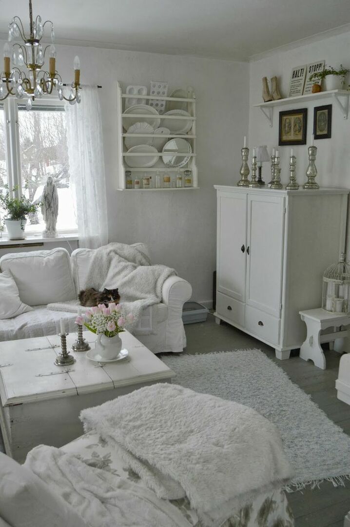 Viihtyisä olohuone klassiseen tyyliin valkoisilla huonekaluilla