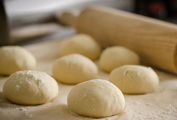 How quickly to defrost the dough, so that it does not lose its properties?
