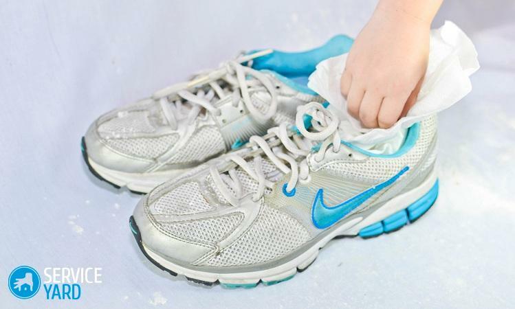 How to dry shoes inside at home?