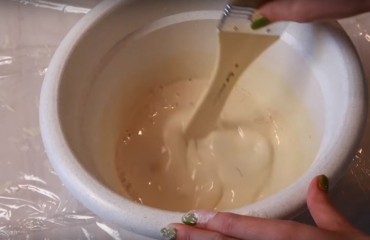 Los op in een diepe kom gips poeder met water. Consistentie moeten krijgen, zoals zure melk, zonder klonten, vrij dik en elastisch. Voor meer flexibiliteit kunt u een paar druppels afwasmiddel toe te voegen.