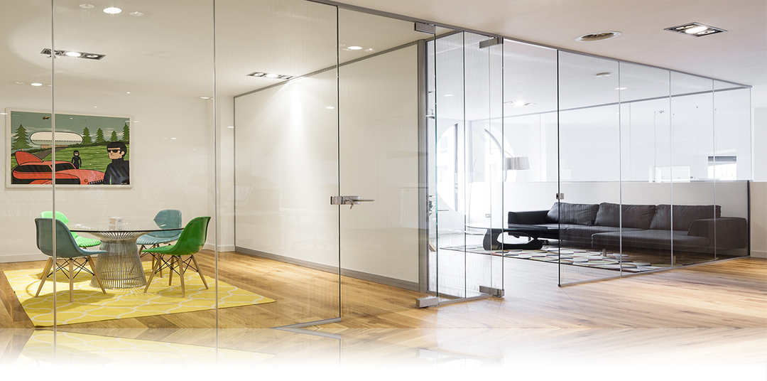 Comfortable zoning of the apartment with glass partitions