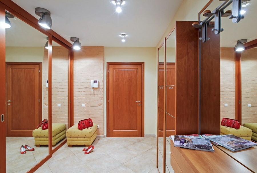 Speglad garderob i en modern hall