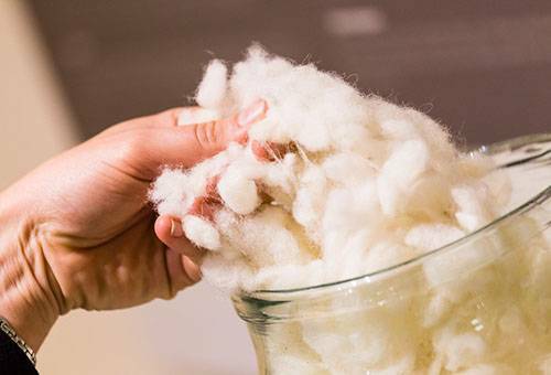 Hvordan vaske et teppe fra sau ull: i en vaskemaskin eller med hender?