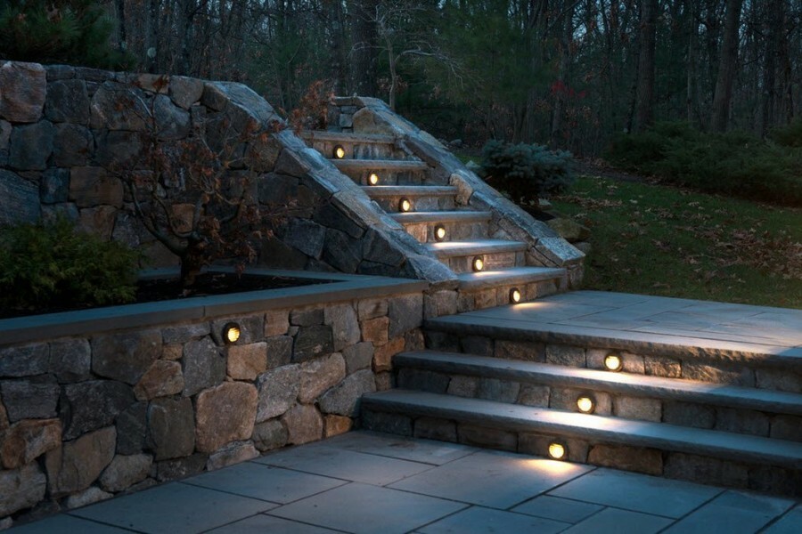 Iluminando uma escada de pedra com lâmpadas resistentes ao impacto
