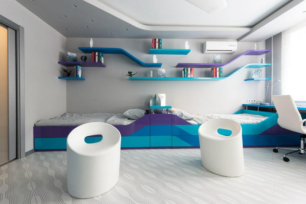 Hightech-Schlafzimmerdesign mit Kunststoffregalen