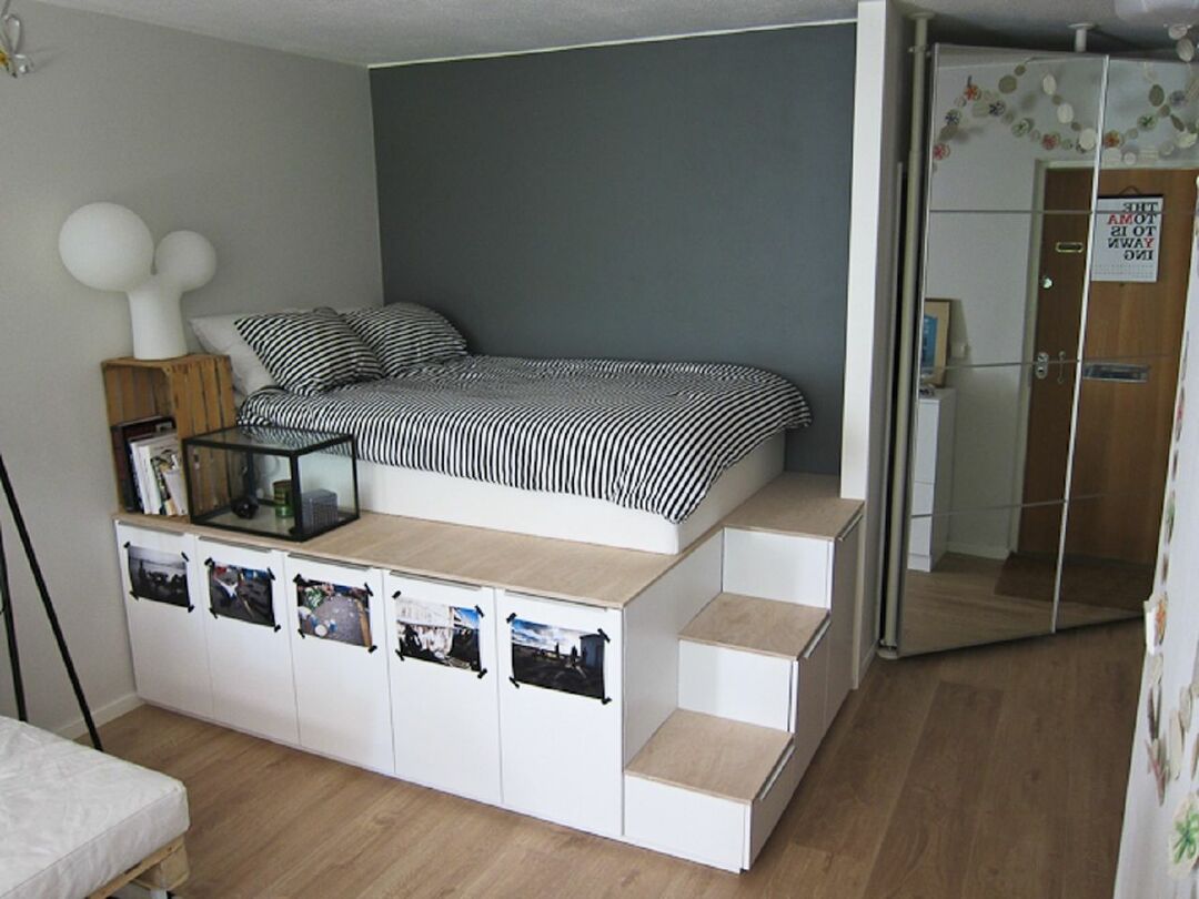 Podium bed in a small room: examples of sleeping places, interior photos
