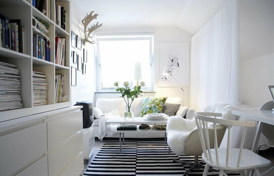 Balti baldai šiuolaikiško stiliaus svetainei: dizaino galimybės kambaryje, nuotrauka