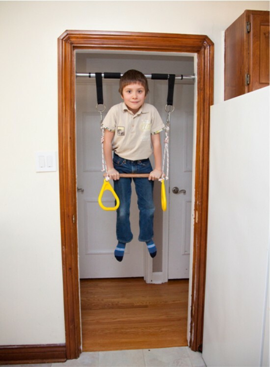 Barra horizontal para criança no corredor do apartamento
