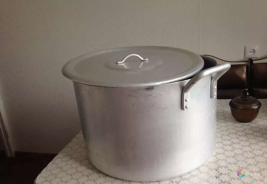 Comment nettoyer la casserole de la suie à l'intérieur à la maison: comment nettoyer le fond émaillé de la combustion, comment laver la graisse brûlée