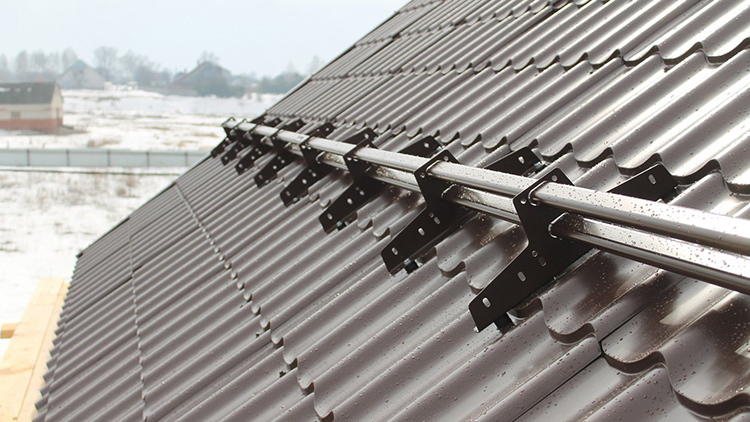 Vamzdinės sistemos konstrukcija parenkama atsižvelgiant į stogo savybes