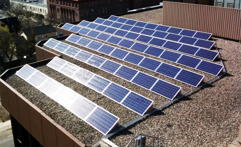 Dažnai stogo trinkelės yra naudojamos saulės kolektoriams įrengti. Optimaliam pasvirimo kampui ant stogo sumontuotos atraminės konstrukcijos