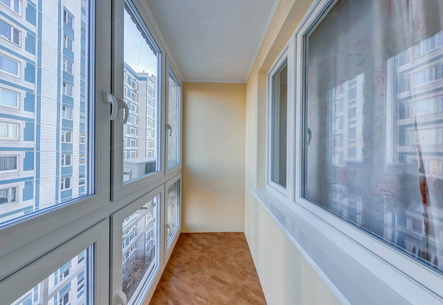 Panorama-Kunststofffenster auf dem Balkon in der Wohnung