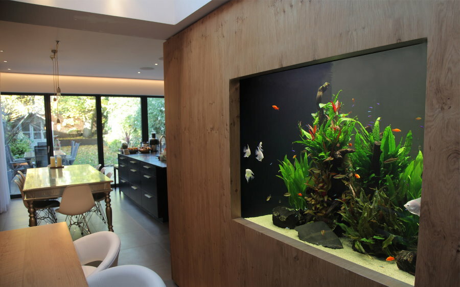Holz-Finish der Trennwand mit einem Aquarium im natürlichen Stil