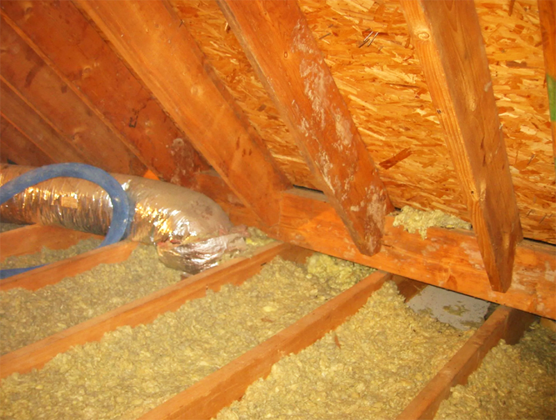Alle opties worden gebruikt om het dak te isoleren: minerale wol of zelfs alleen zaagsel of klei