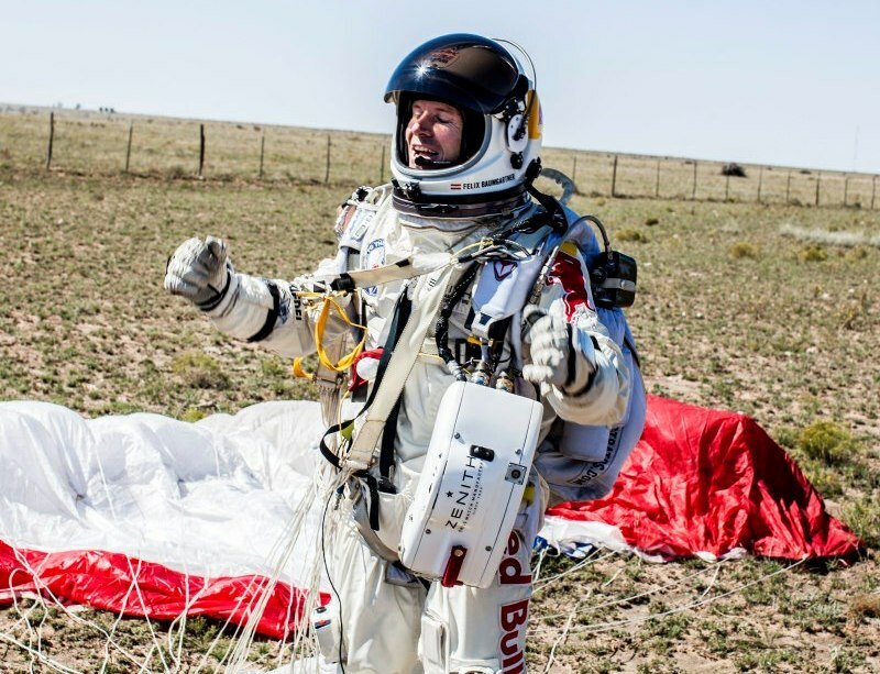 The highest jump with a parachute( project Red Bull Stratos).Photo and video