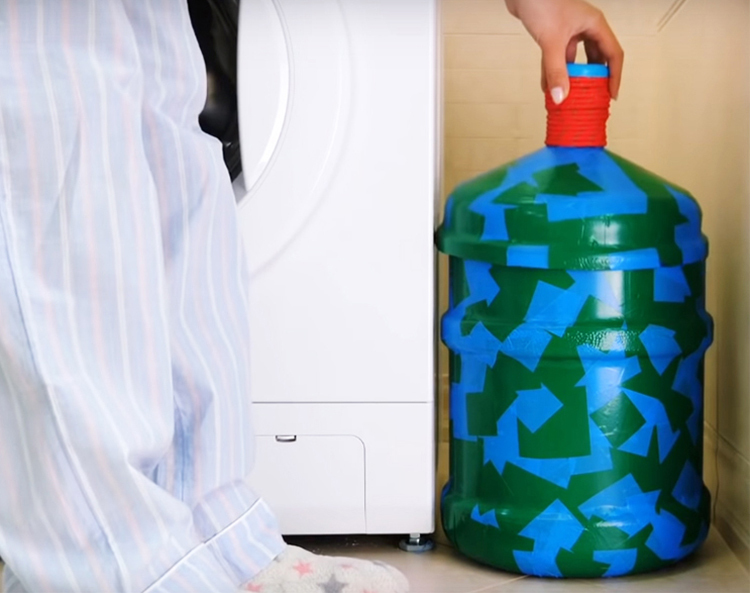 Takšna steklenica ne bo zavzela veliko prostora v vaši kopalnici in vam bo omogočila kompaktno shranjevanje perila pred pranjem.