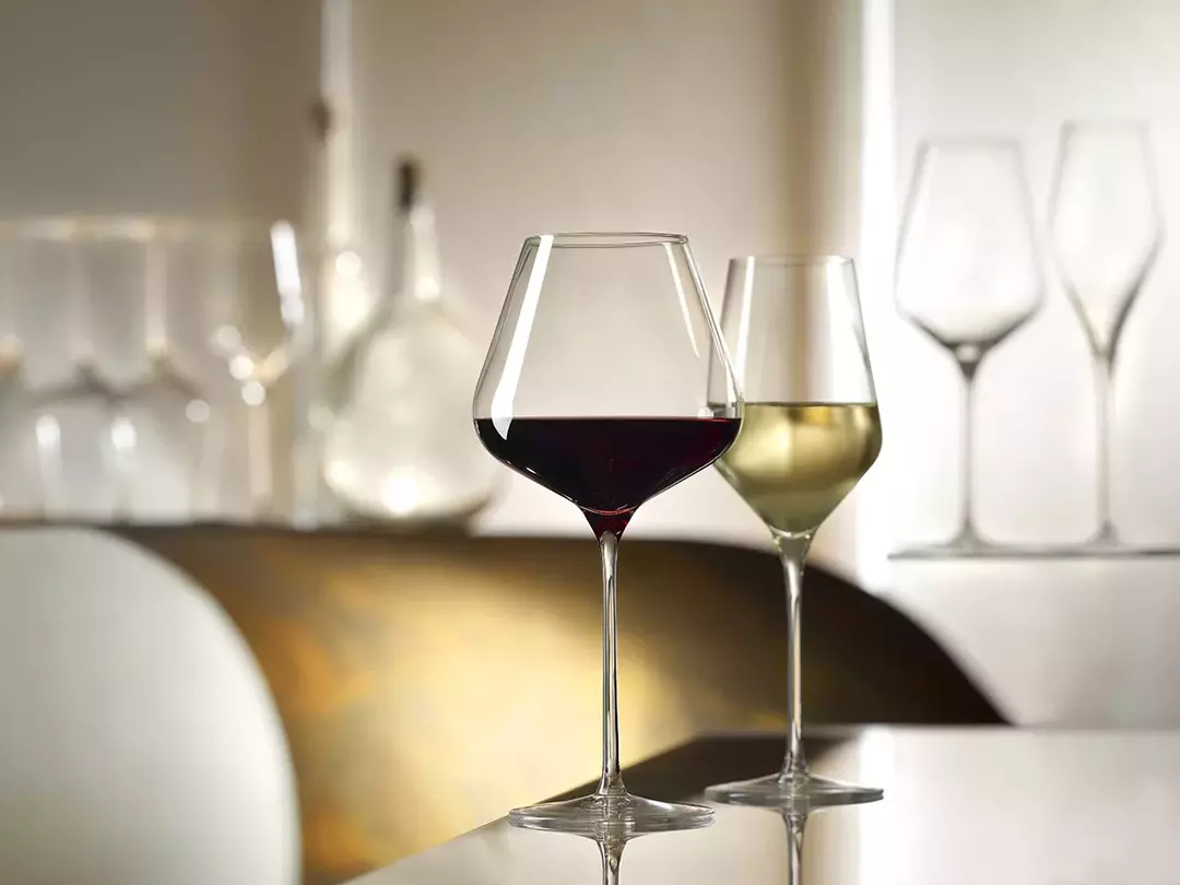 Verres à vin: types, ensembles, quelle est la différence entre les verres à vin pour le rouge et le blanc, comment choisir ceux qui doivent être