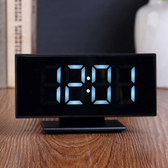 Elektronische wekker met kalender en thermometer, witte cijfers 17х9х4 cm 3AAA