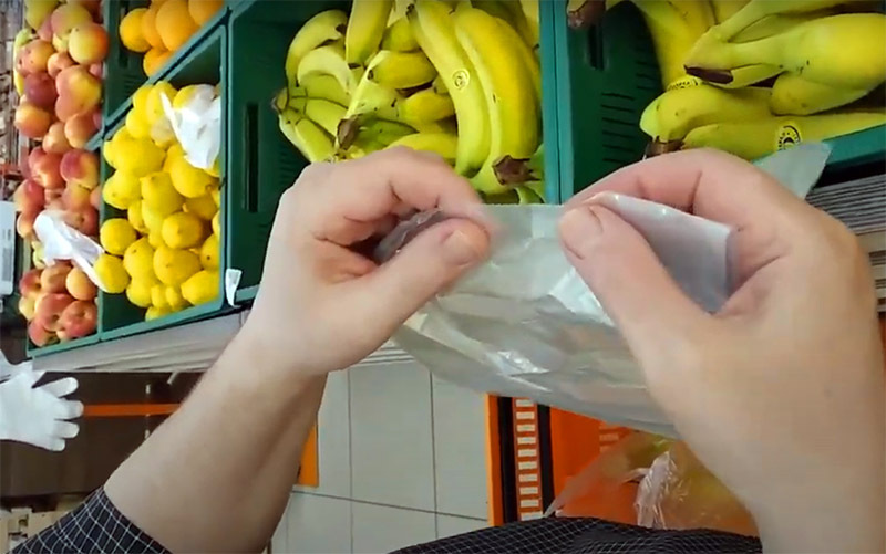 Calm, only calm: how to open a new plastic bag in a few seconds