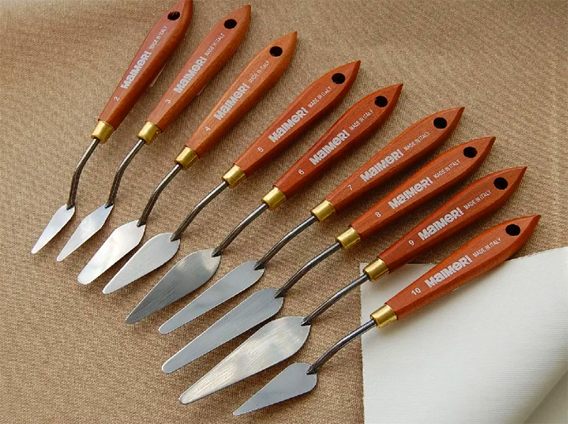 A legjobb természetesen paletta késeket vásárolni - ezek speciális spatulák különböző alakú pengével, amelyeket lágy keverékkel dolgoznak.