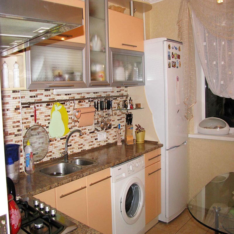Jei pageidaujate, net skalbimo mašiną galima įdėti į nedidelę virtuvę.