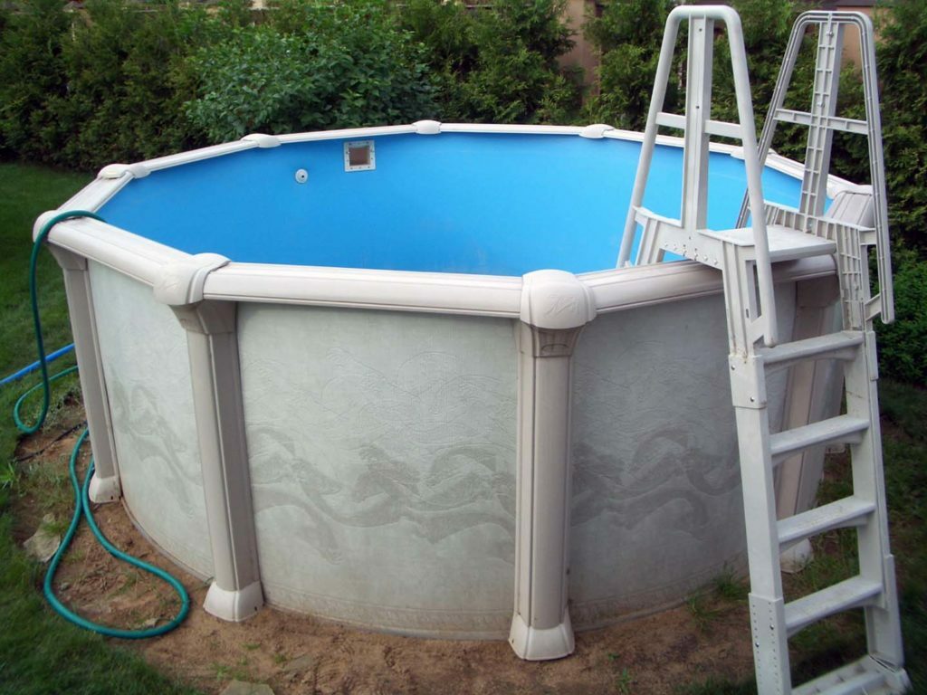 Pequena piscina circular com escada