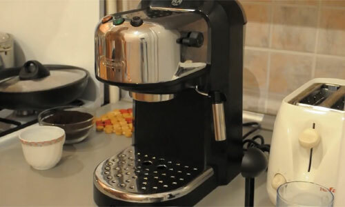 Quelle est la différence entre une cafetière et une machine à café: lenteur des délibérations dans la cuisine