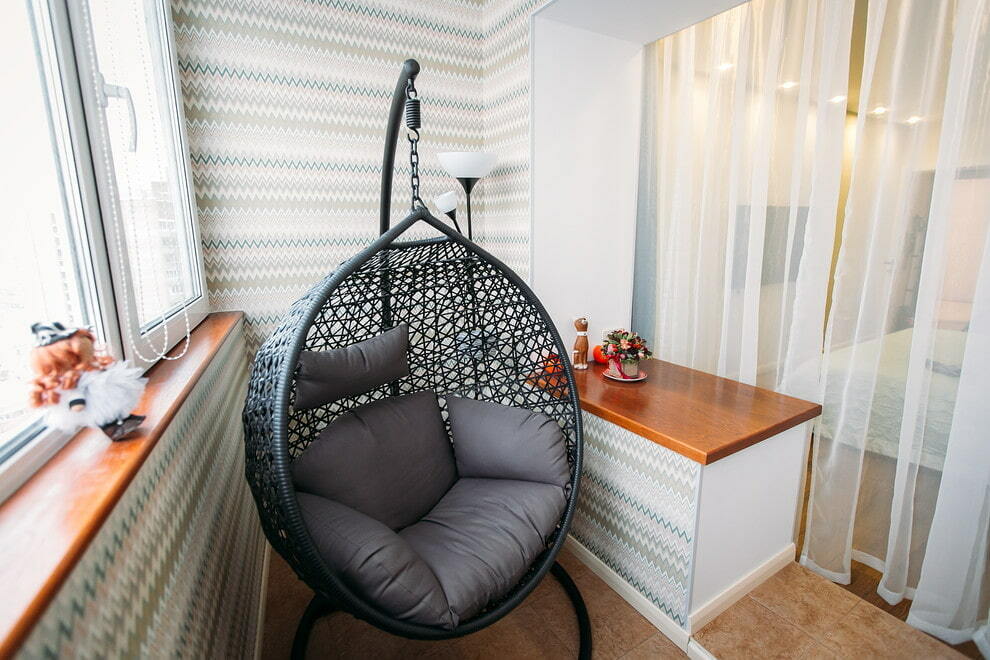 Závesná ratanová stolička do interiéru balkóna