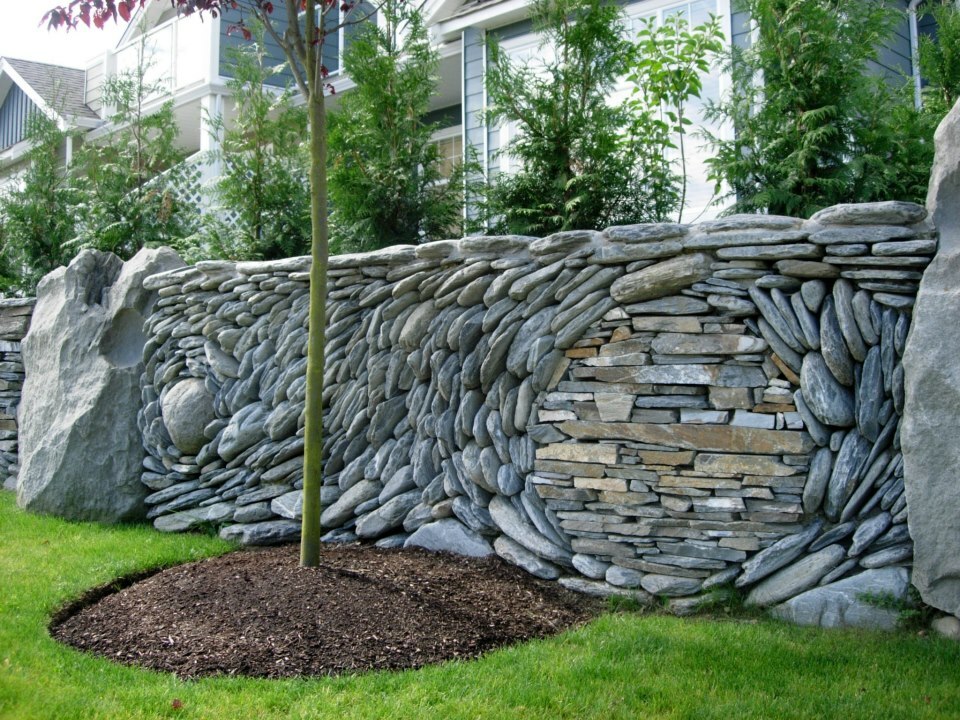 Stone fence: using natural or wild stone, cobblestone and wood