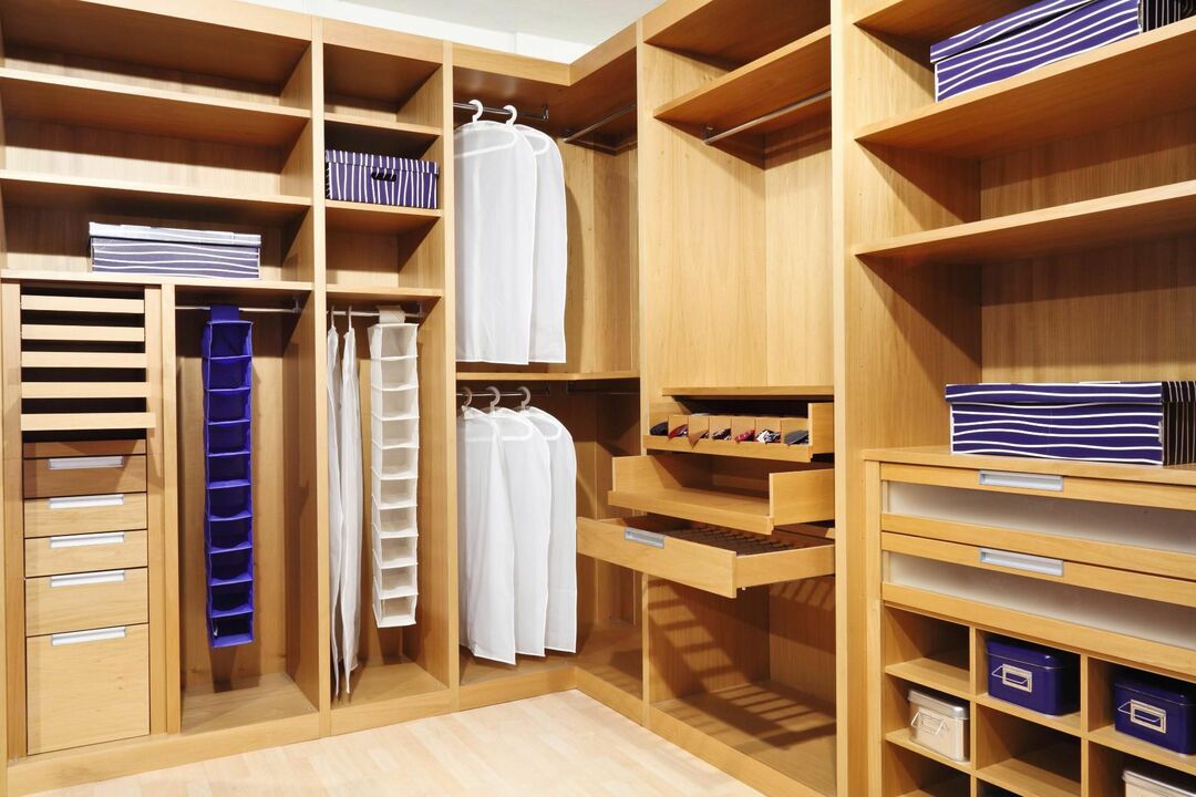 Riidekappide ja riidekappide täitmine: korraldusvõimalused, riiulite kõrgus ja laius