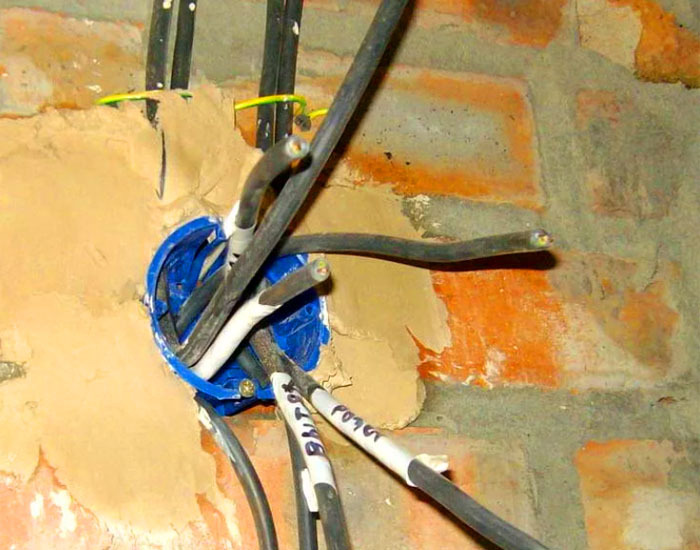 With such a competent wiring, you can easily find the problem, even if it is hidden in the wall. Finding the problem in this case takes a few minutes.