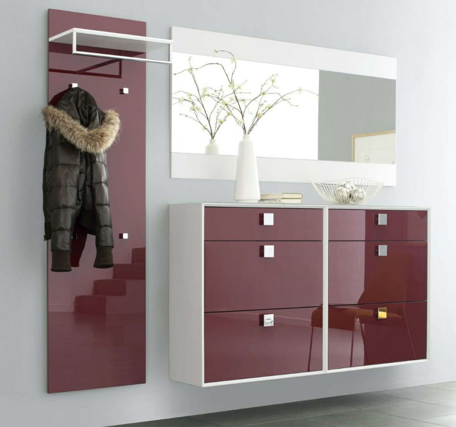 Hanging cabinet with glossy fronts