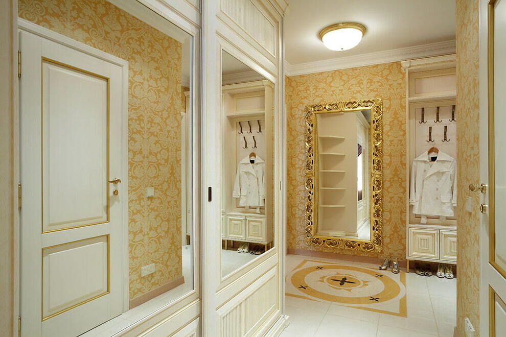 Miroirs sur les portes de l'armoire dans le couloir de style classique