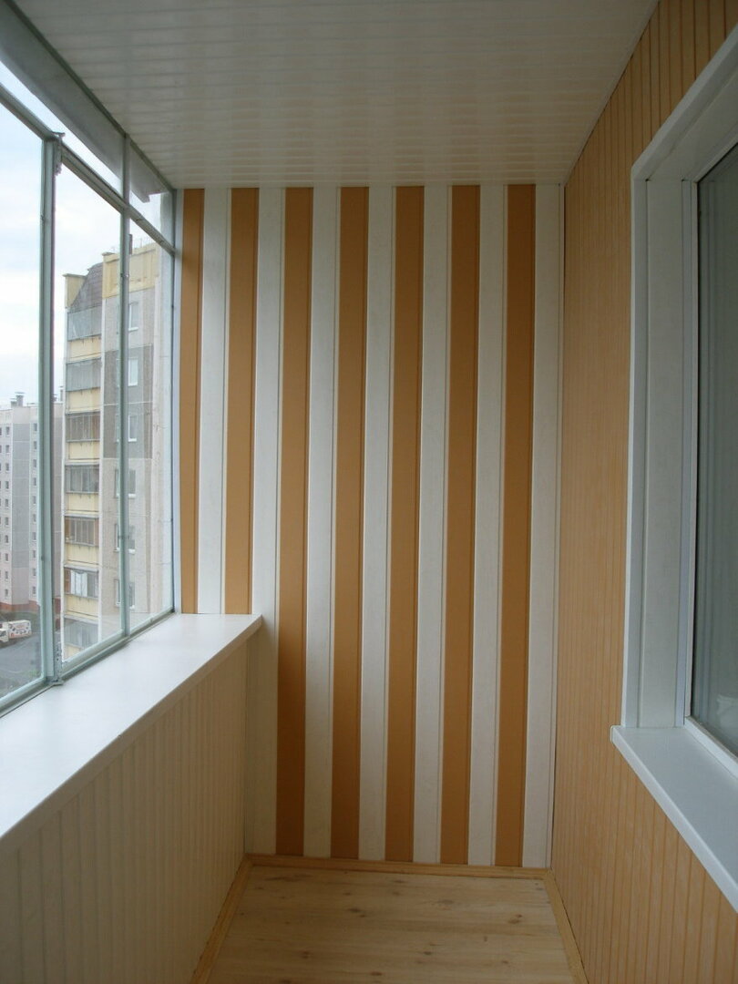 Pruhované panely na úzkej balkónovej stene