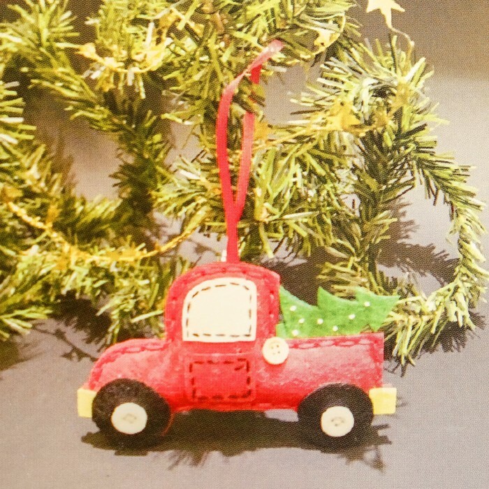 Sada na vytvorenie závesnej dekorácie vianočného stromčeka z plsti „Auto“