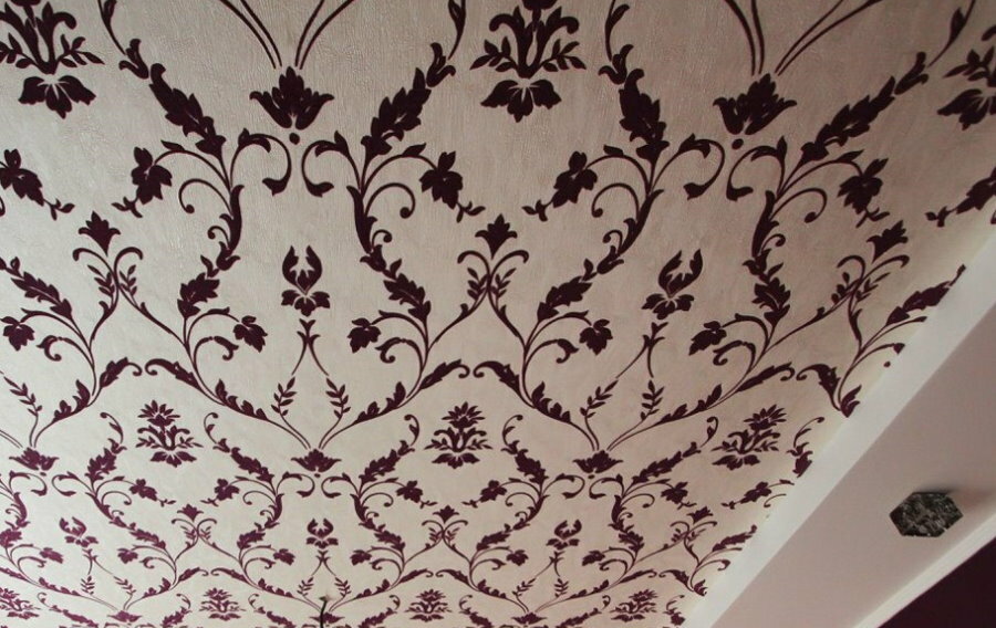 Wallpaper with patterns on the ceiling in the hallway
