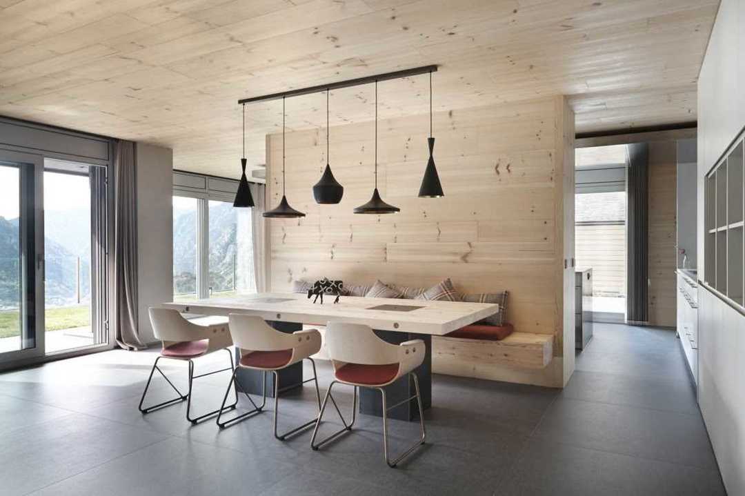 Der Baum im Inneren der Wohnung: Design Finishing Holzwänden, Schienen, Wände Foto